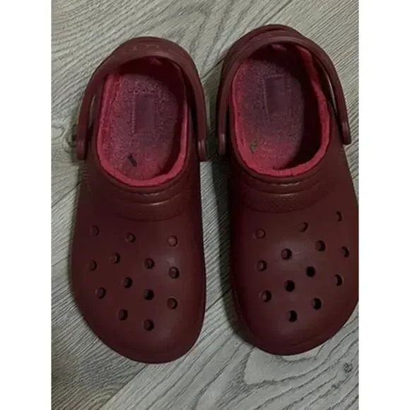 Maroon Crocs with soft interior size men 7 women 9 - Picture 3 of 11